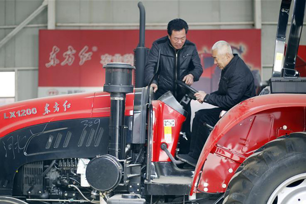 2月23日，农民在河北省武邑县武邑镇一农机销售站选购拖拉机。.jpg
