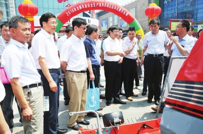 2016年全国农机安全生产宣传咨询日活动在滁州天长市举办。.jpg