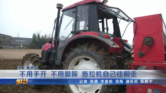 湖北启动农机“三百万”活动 新型拖拉机亮相抢眼5.jpg