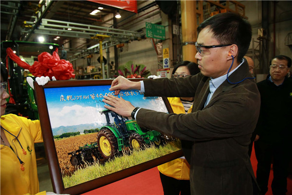约翰迪尔天津工厂厂长周伟与各支持部门负责人共同完成约翰迪尔拖拉机拼图.jpg