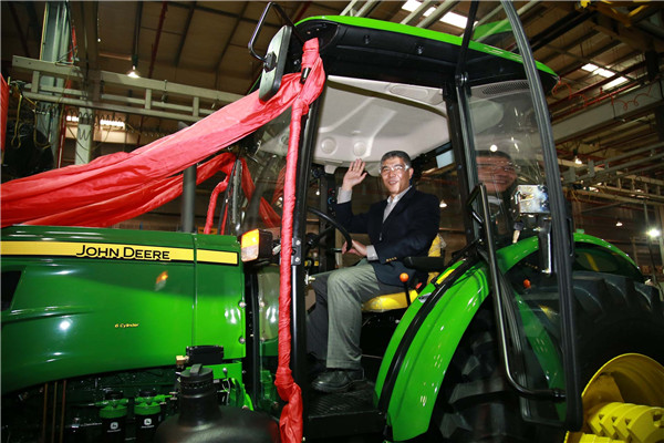约翰迪尔中国总裁刘镜辉亲自启动了第4万台拖拉机.jpg