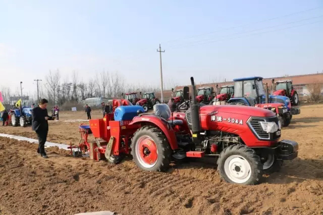悍沃拖拉机配套多种农机具现场作业演示，全方位展示农业机械化作业的优势2.jpg