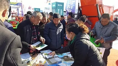 客户咨询产品现场.webp.jpg