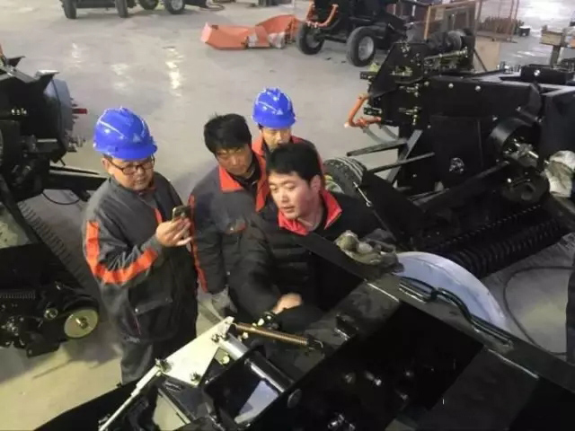 培训学员认真学习技能并做笔记.jpg