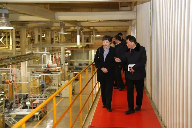 刘晓云副总经理（右）陪同中机联相关领导参观多缸机厂智能车间.jpg