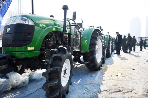 许多农民来到位于冰城哈尔滨市的黑龙江省汽车农机大市场挑选农机,为