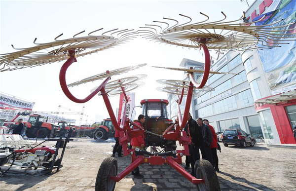 3月16日，几名农民在黑龙江省汽车农机大市场挑选农机。.jpg