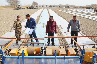 近日新疆生产建设兵团第一师二团机务工人在调试棉花精量播种机。.jpg