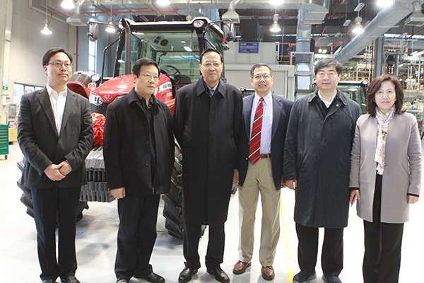 全国人大副委员长张宝文（左三）一行来到爱科（常州）农业机械有限公司视察.jpg
