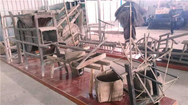 监利县“尚正”农机专业合作社内收集的部分已经消失了的传统农具。