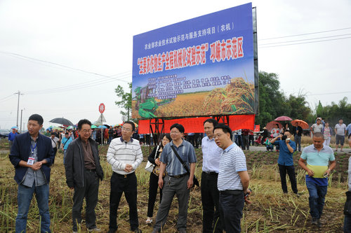 四川省农机研究院召开油菜全程机械化示范现场会1.png