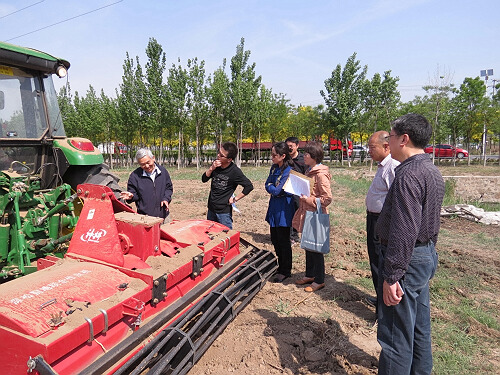 天津市农机研究所农机精准作业智能化监控技术示范与推广项目通过现场验收 .JPG