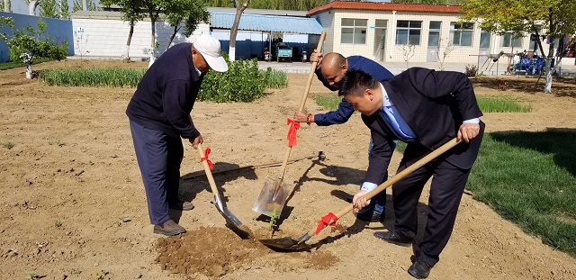 印度客商在巧棵力基地种下友谊之树