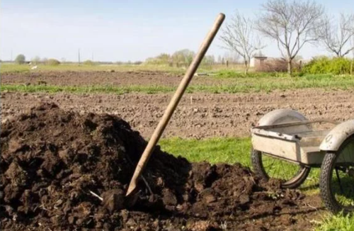 农村种地的时候遇到土壤结板，应该如何应对！